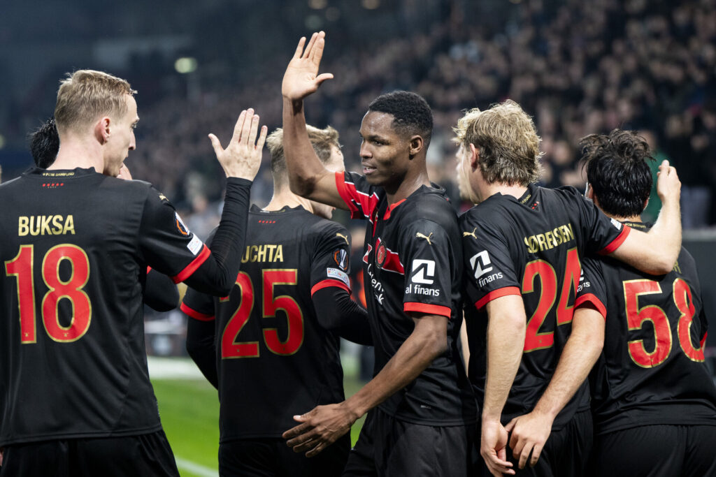 FC Midtjyllands spillere jubler efter en scoring af Ousmane Diao.