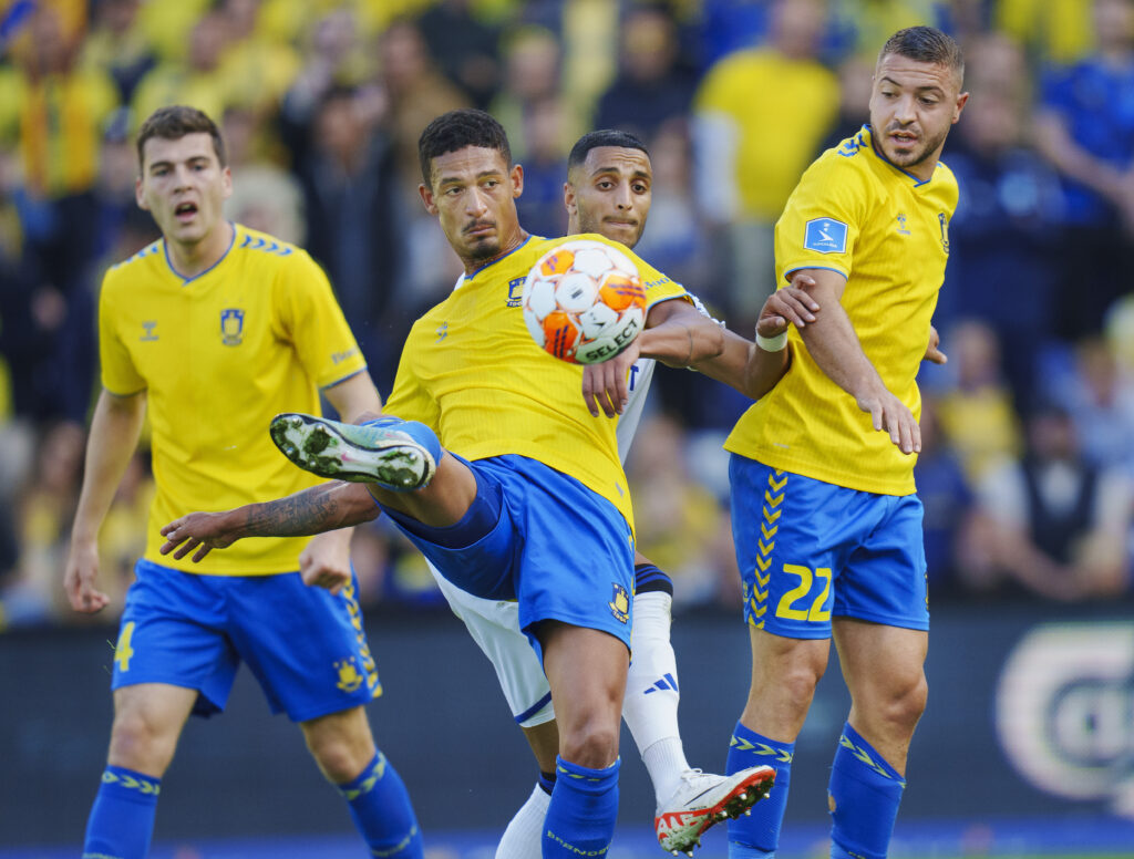 FCKs Elias Achouri og Brøndbys Brøndbys Frederik Alves Ibsen og Josip Radosevic under superligakamp mellem Brøndby IF - FC København i Brøndby, søndag den 24 september 2023.. (Foto: Liselotte Sabroe/Ritzau Scanpix)