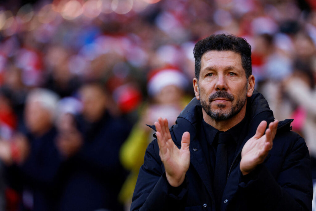 Diego Simeone klapper i hænderne.