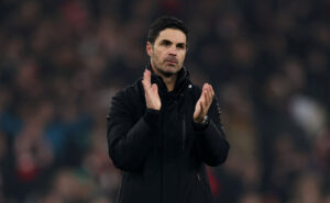 Mikel Arteta klapper i hænderne.