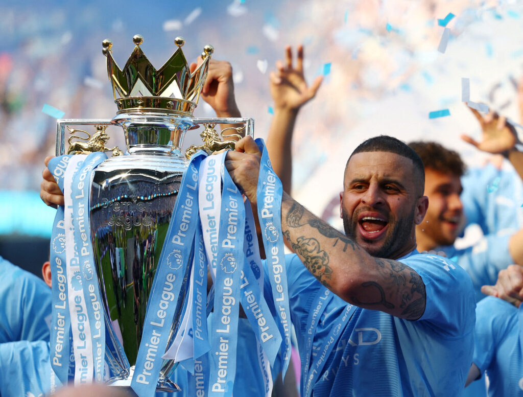 Kyle Walker løfter Premier League-trofæet i Manchester City-trøjen.