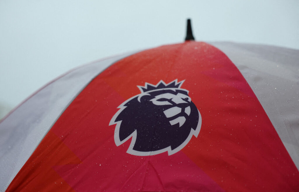 Premier Leagues logo på en Nottingham Forest-paraply.