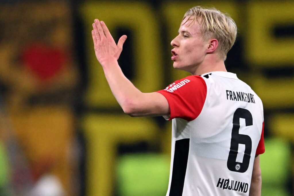 Frankfurt's Danish midfielder #06 Oscar Hojlund celebrates scoring the 2-0 goal during the German first division Bundesliga football match between Eintracht Frankfurt and Borussia Dortmund in Frankfurt am Main, western Germany on January 17, 2025. (Photo by Kirill KUDRYAVTSEV / AFP) / DFL REGULATIONS PROHIBIT ANY USE OF PHOTOGRAPHS AS IMAGE SEQUENCES AND/OR QUASI-VIDEO