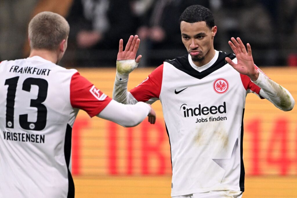 Rasmus Nissen Kristensen og Hugo Ekitiké fejrer en scoring for Frankfurt.