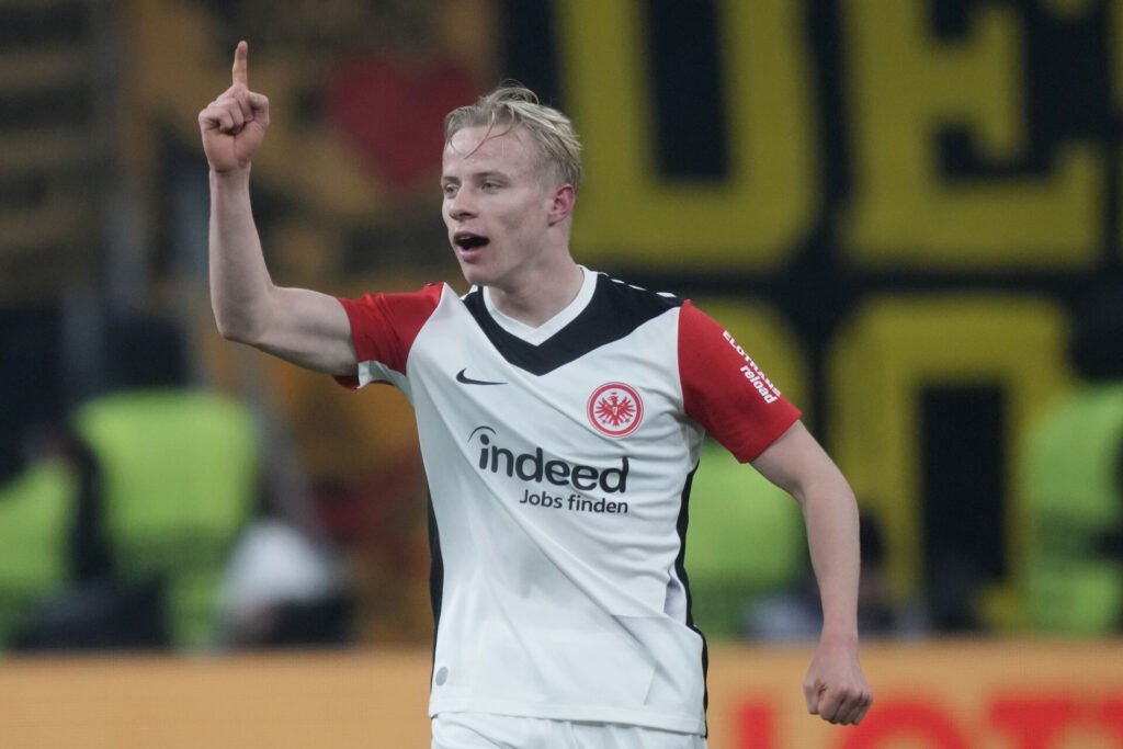 Oscar Højlund fejrer sin første scoring for Frankfurt