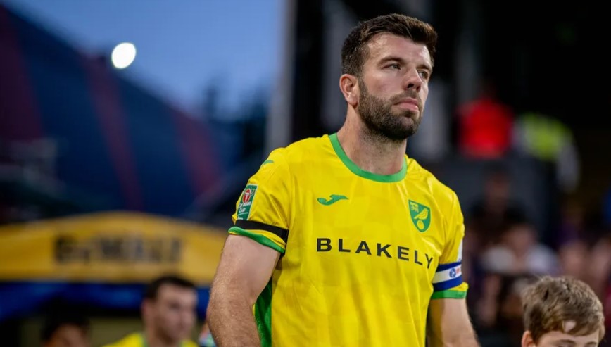 Grant Hanley på vej på banen for Norwich.