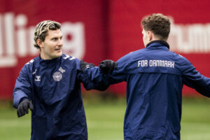 Jonas Wind i færd med at varme op på det danske landshold.