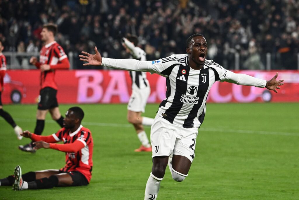 Juventus angriber Tim Weah jubler over scoring mod AC Milan.