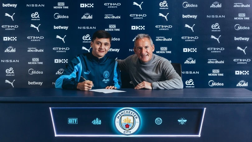 Abdukodir Khusanov præsenteres i Manchester City sammen med direkør Txiki Begiristain.