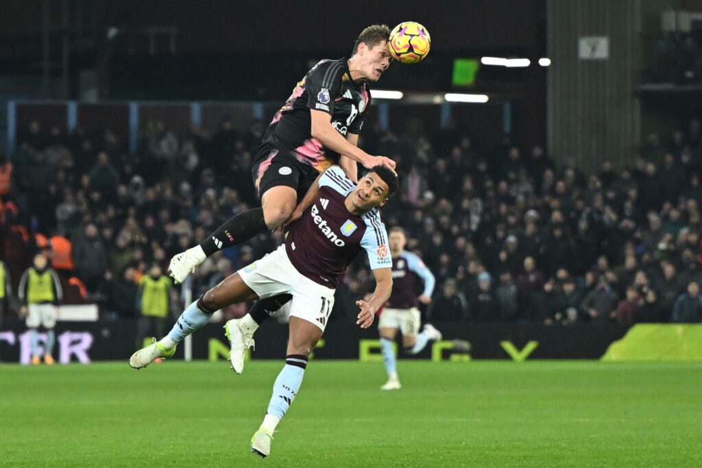 Jannik Vestergaard i en hovedstødsduel mod Aston Villa.