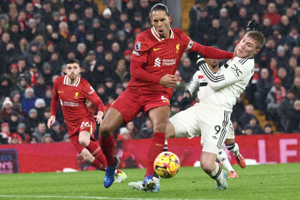 Virgil van Dijk i en duel med Rasmus Højlund.