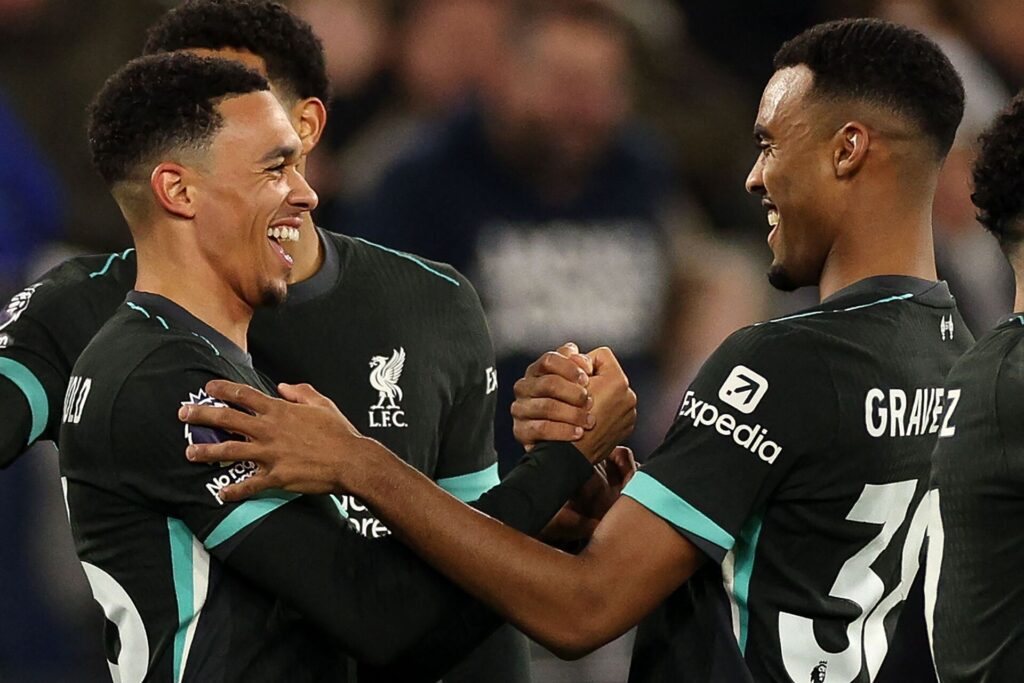 Trent Alexander-Arnold sammen med holdkammeraten Ryan Gravenberch.