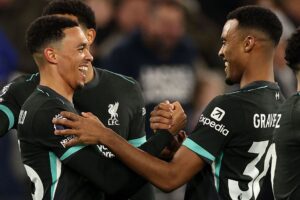 Trent Alexander-Arnold sammen med holdkammeraten Ryan Gravenberch.