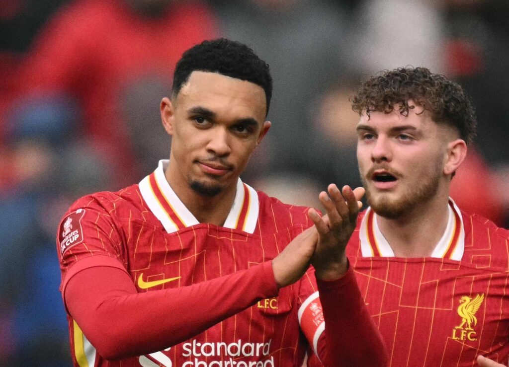 Trent Alexander-Arnold klapper ud til publikum på Anfield.