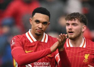 Trent Alexander-Arnold klapper ud til publikum på Anfield.