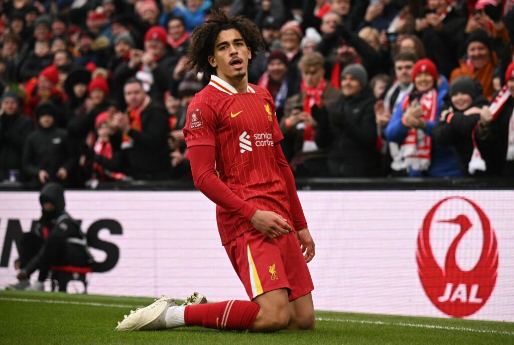 Jayden Danns jubler på sine knæ efter mål for Liverpool