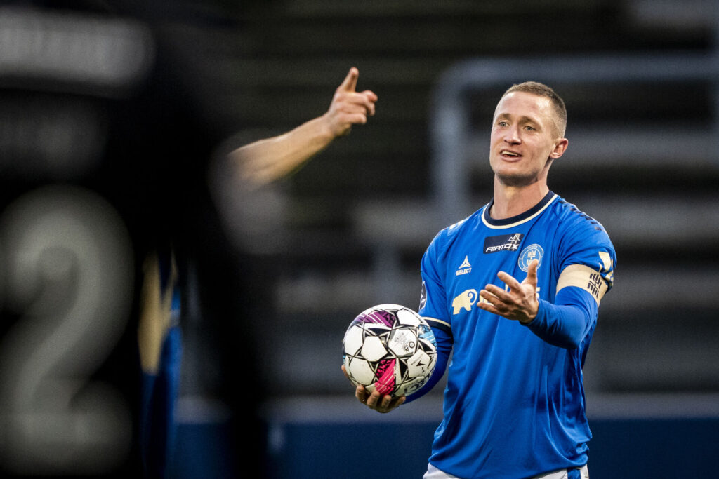 Lyngbys Marcel Rømer med bolden i hånden under superligakamp mod Sønderjyske.