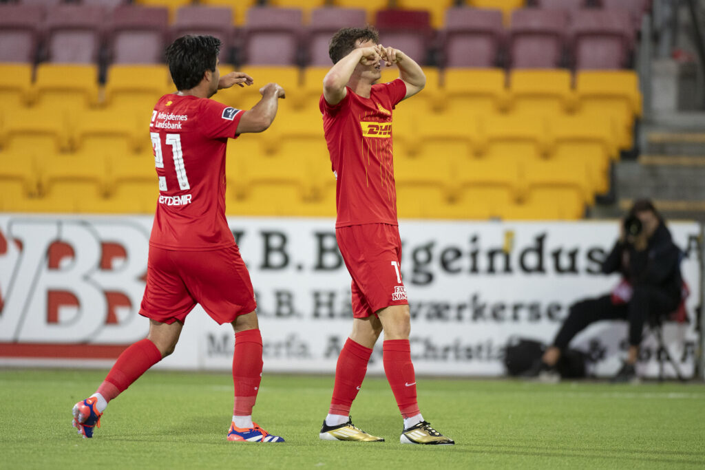 Mads Kristian Hansen jubler efter en scoring for FC Nordsjælland.