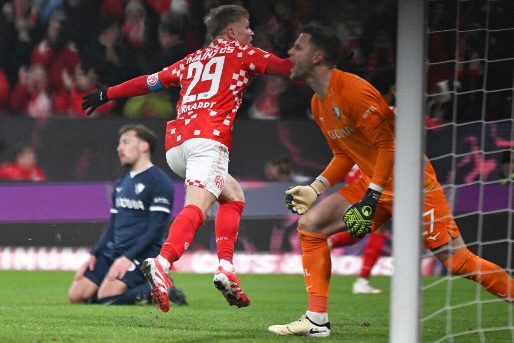 Jonathan Burkardt fejrer sin scoring for Mainz 05.