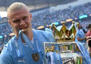 Erling Haaland efter at have vundet Premier League. Hvor meget tjener Erling Haaland egentlig i Manchester City?