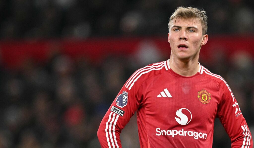 Rasmus Højlund i kamp for Manchester United