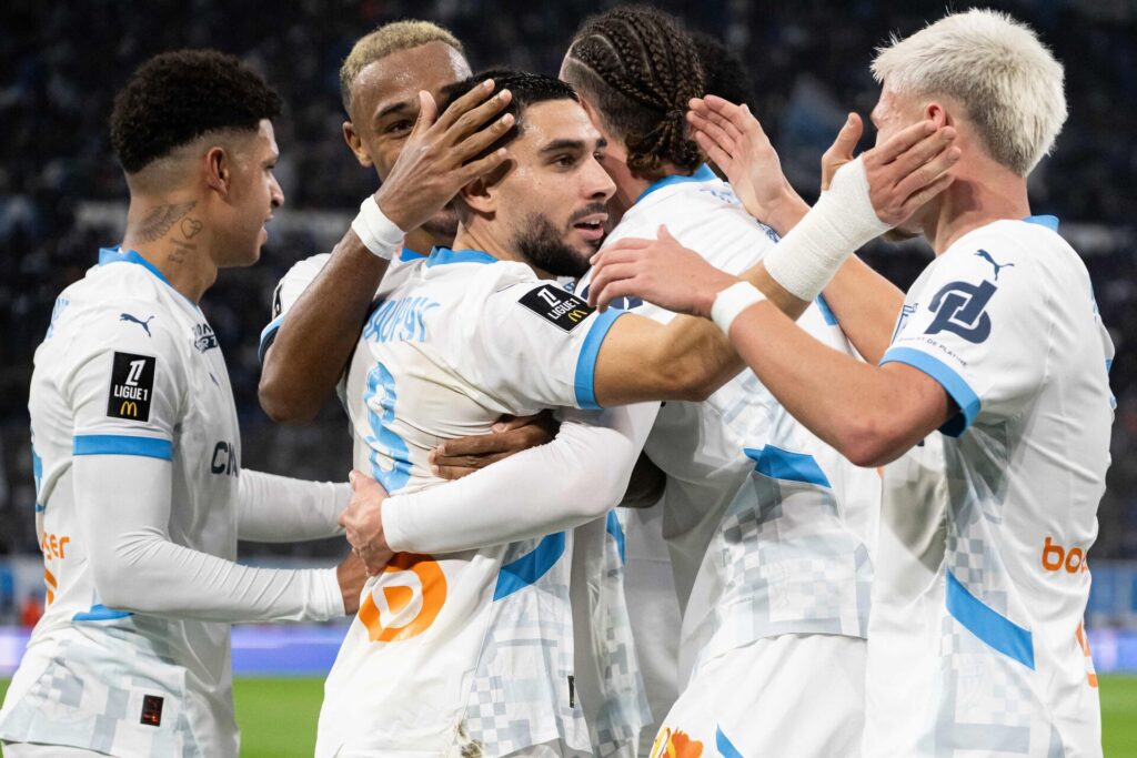 Neal Maupay og resten af Olympique Marseille-spillerne fejrer en scoring mod Le Havre.