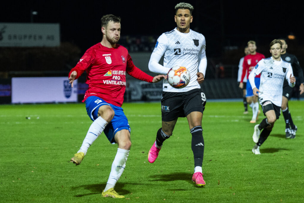 Matti Olsen sparker til bolden.