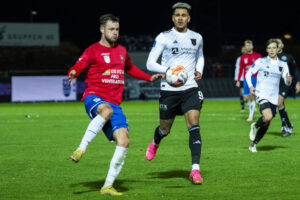 Matti Olsen sparker til bolden.