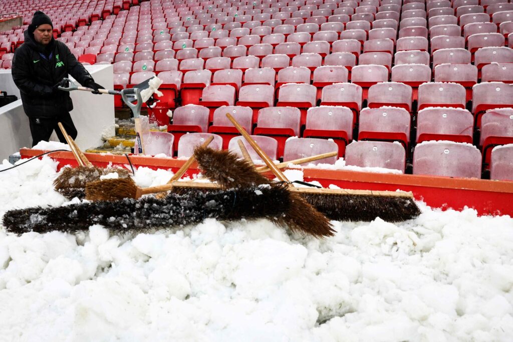 Anfield ryddes for sne inden kampen mellem Liverpool og Manchester United.