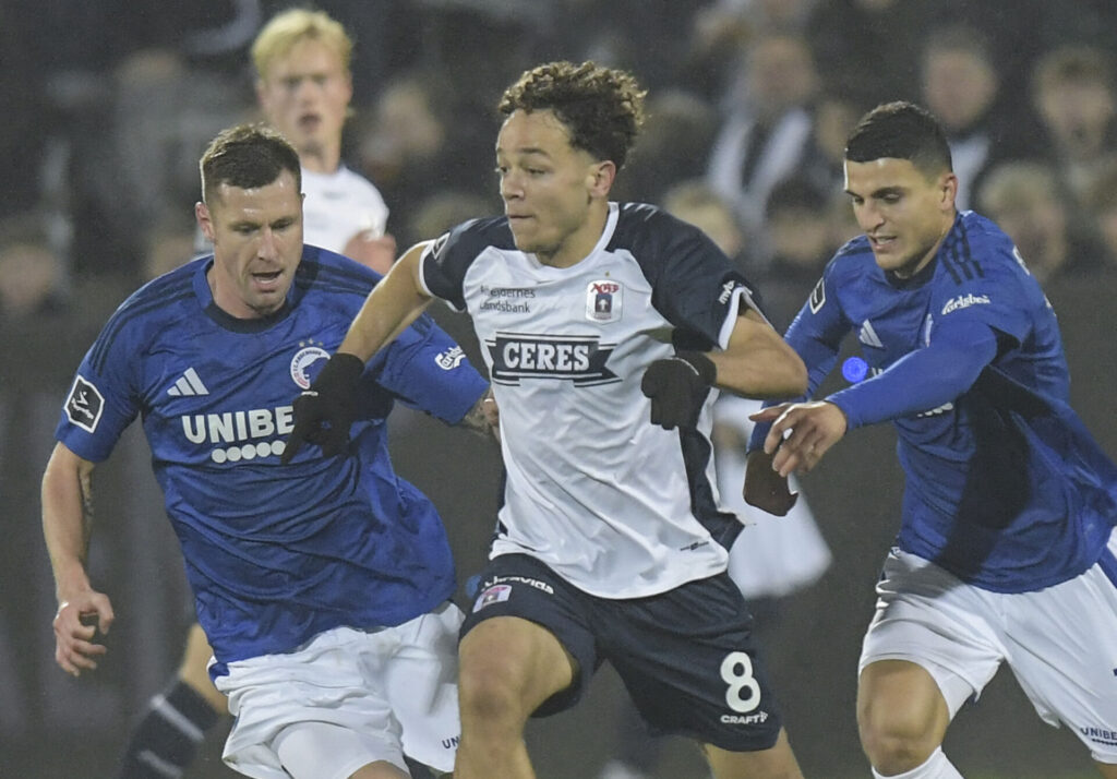 Mikael Anderson, AGF og Mouhamed Elyounoussi og lucas Leager, FCK Superligakampen mellem AGF og FC København på Ceres Park i Aarhus søndag d. 10. november 2024.