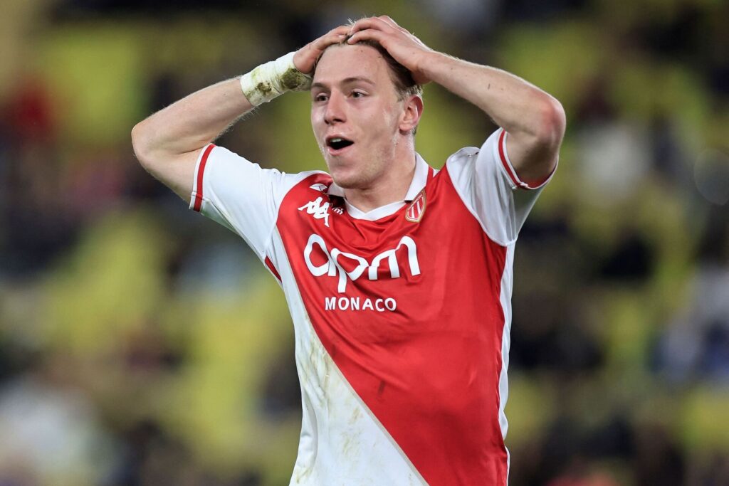 Mika Biereth under en kamp for AS Monaco.