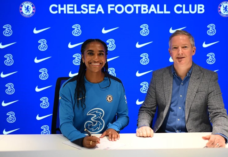 Naomi Girma skriver under med Chelsea.