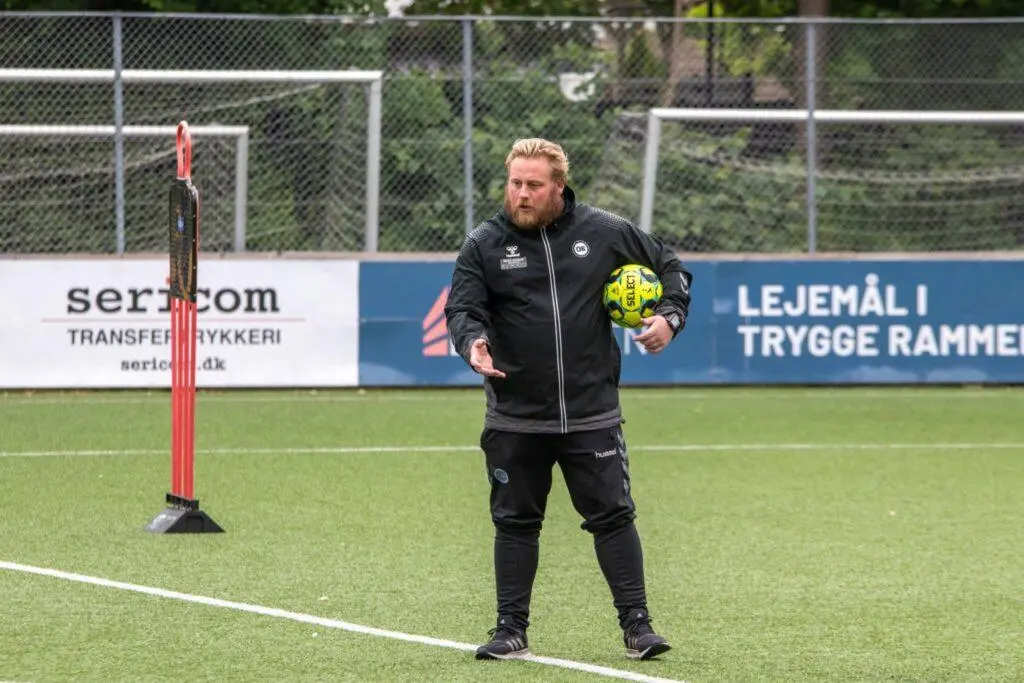 Niklas Vincentz dirigerer til en træning.