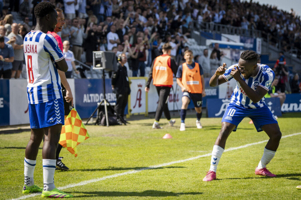 Alasana Manneh jubler efter scoring