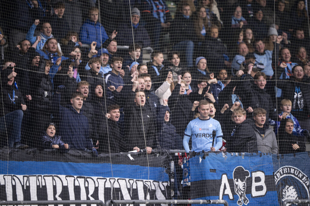 Randers FCs fans på plads til superligaenkampen mellem Viborg FF og Randers FC på Energi Viborg Arena i Viborg søndag den 1. december 2024.. (Foto: Bo Amstrup/Ritzau Scanpix)