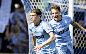 Randers kommer foran 1-0 på et selvmål af Vejle Boldklubs Raul Albentosa, her jubler Randers FC's Hugo Andersson i superligakampen mellem Randers FC og Vejle Boldklub på Cepheus Park i Randers, lørdag den 25. maj 2024
