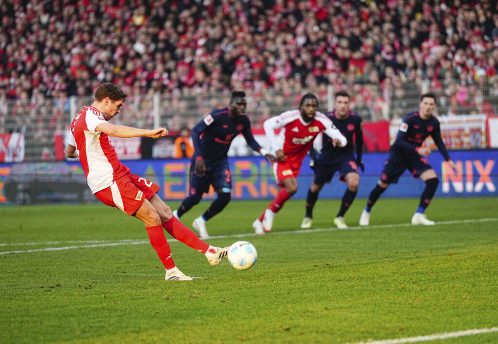 Robert Skov scorer på straffe for Union Berlin mod Mainz.