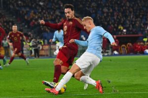 Gustav Isaksen i aktion for Lazio mod AS Roma.