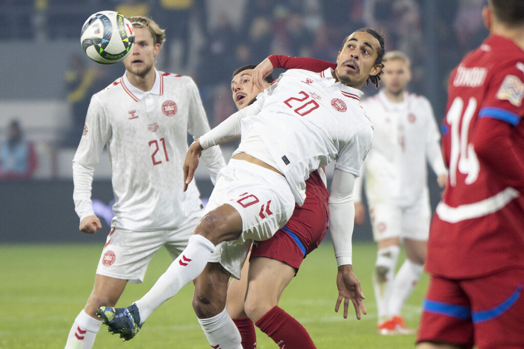 Yussuf Poulsen i kamp for Danmark mod Serbien.