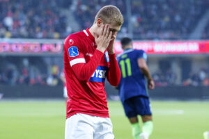 Sebastian Jørgensen tager sig til hovedet.