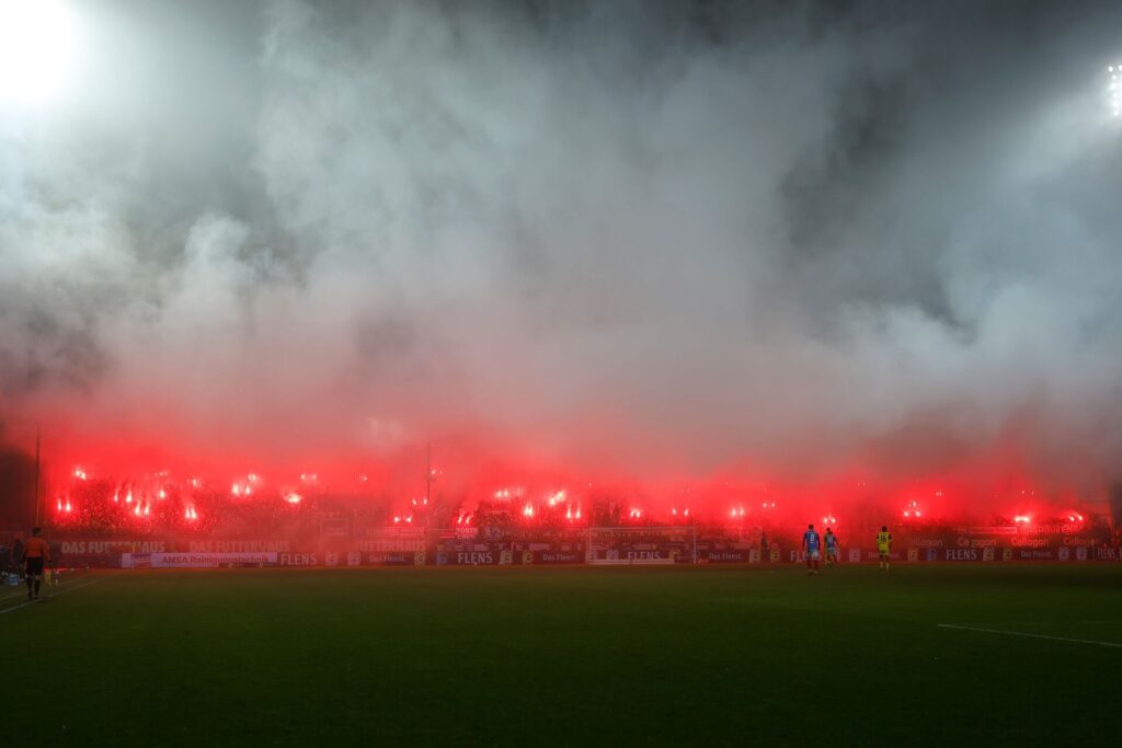 Holstein Kiel-tilhængere affyrer pyroteknik.