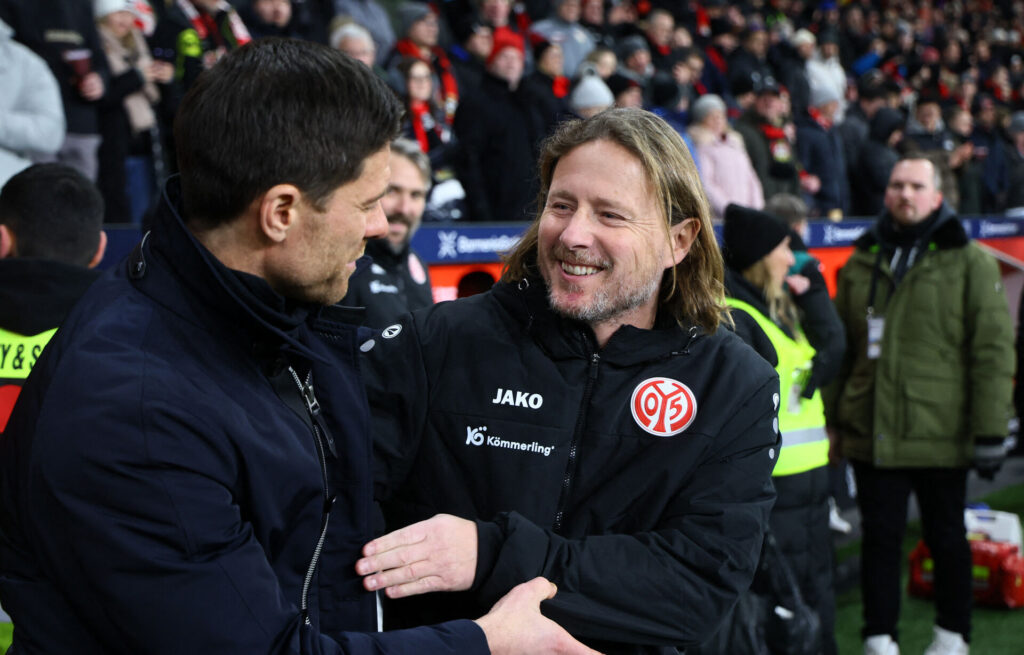 Bo Henriksen og Xabi Alonso hilser på hinanden.