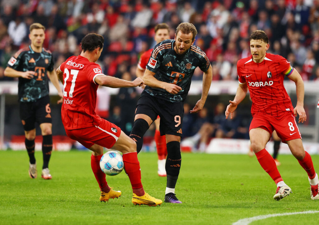 Harry Kane med bolden under en kamp mellem Bayern og Freiburg