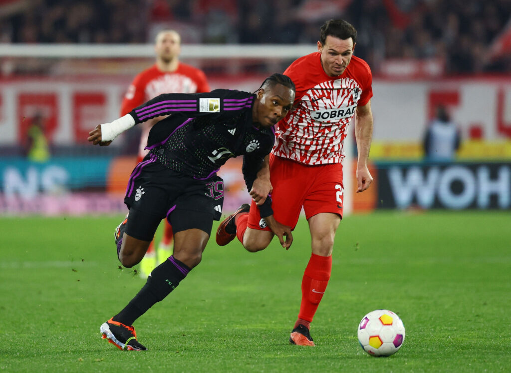 Mathys Tel forsøger at sætte sin modstander under en kamp for Bayern München.