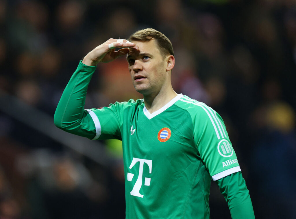 Manuel Neuer skygger for øjnene under en kamp for FC Bayern München