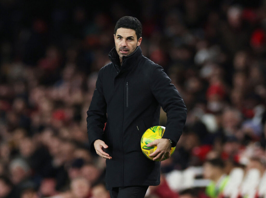 Mikel Arteta med en bold under armen i kampen mellem Arsenal og Newcastle.