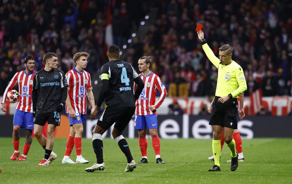 Pablo Barrios udvises mod Leverkusen.