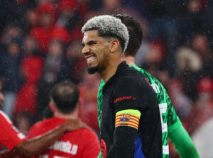 Ronald Araujo med anførerbind om armen