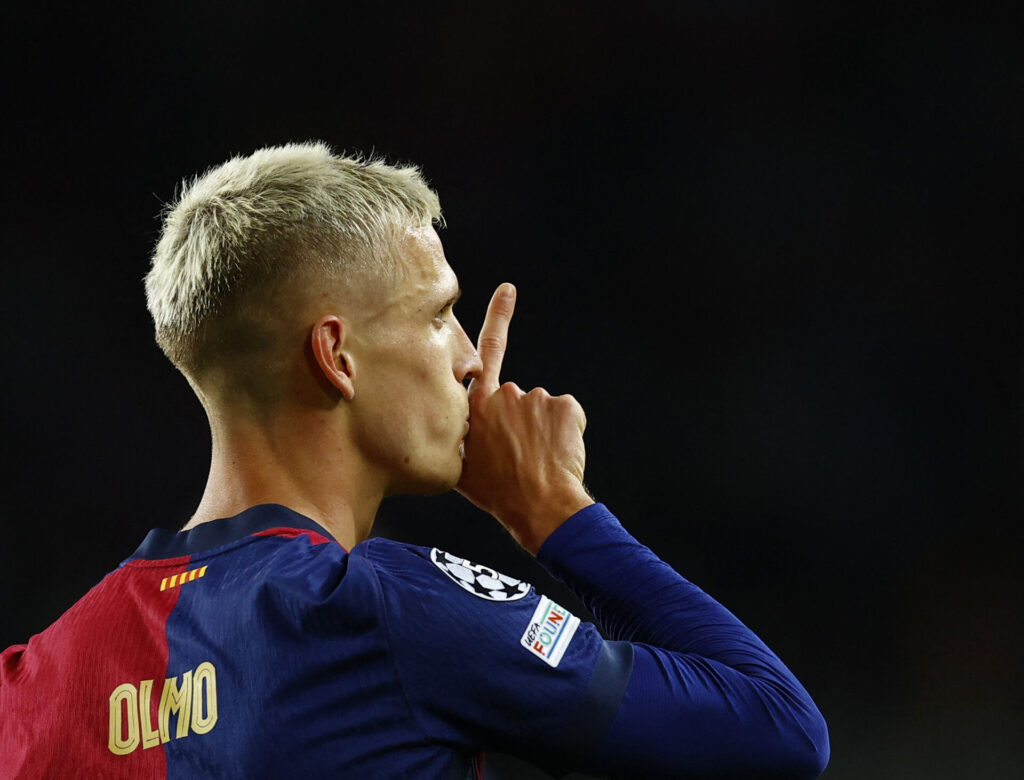 Dani Olmo tysser på tilskuerne til en Barca-kamp.