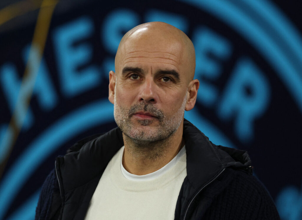 Pep Guardiola stirrer op i luften med logo bagved